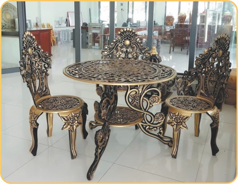 Bộ bàn tròn và ba ghế nhôm đúc hoa văn