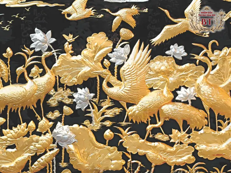 Tranh nhôm đúc phù điêu đàn hạc bên hoa sen màu vàng, điểm bạc