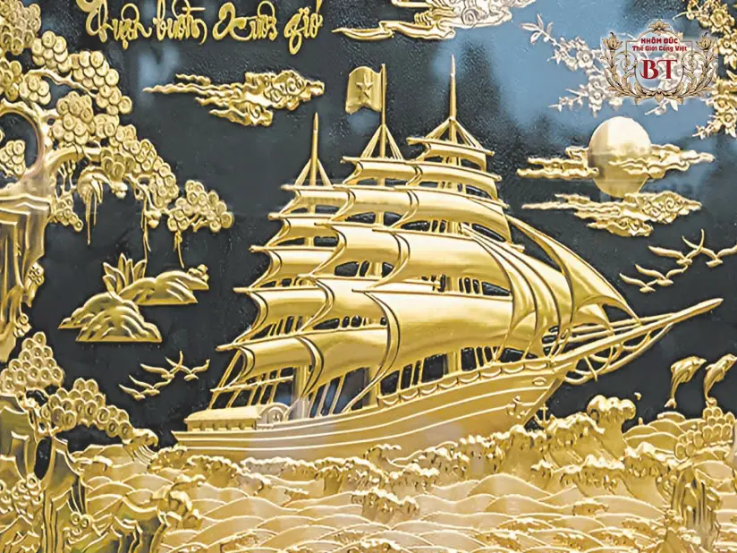Thuyền buồm vàng trên sóng, có cây thông và mặt trời trên nền đen
